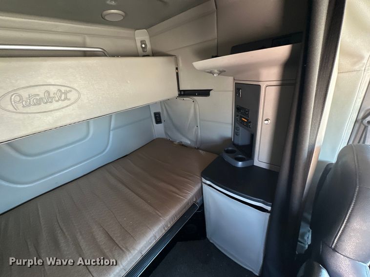 image for item ZA0415 2020 Peterbilt 579 semi truck