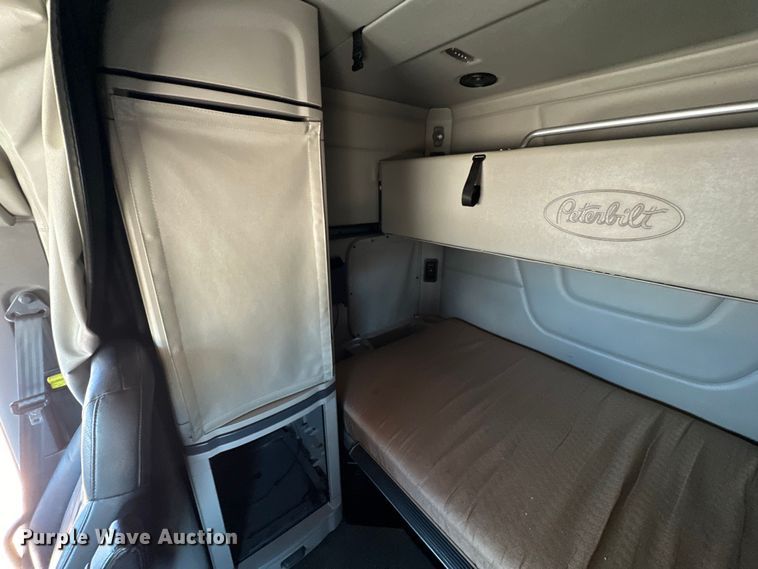 image for item ZA0415 2020 Peterbilt 579 semi truck