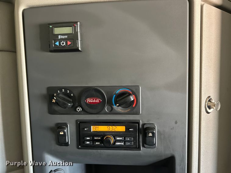 image for item ZA0415 2020 Peterbilt 579 semi truck