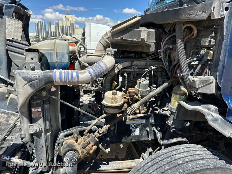 image for item ZA0415 2020 Peterbilt 579 semi truck