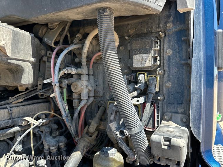 image for item ZA0415 2020 Peterbilt 579 semi truck