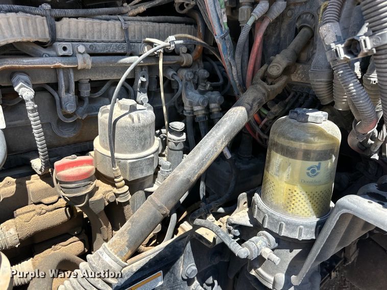 image for item ZA0415 2020 Peterbilt 579 semi truck