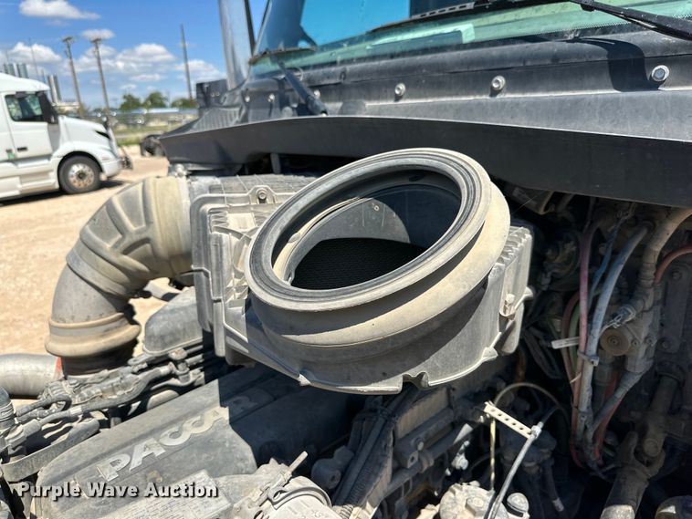 image for item ZA0415 2020 Peterbilt 579 semi truck