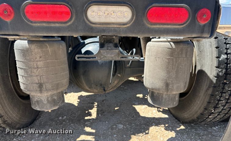 image for item ZA0415 2020 Peterbilt 579 semi truck