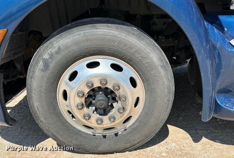 image for item ZA0415 2020 Peterbilt 579 semi truck