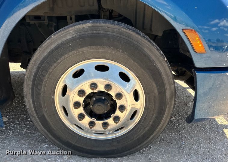 image for item ZA0415 2020 Peterbilt 579 semi truck