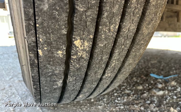 image for item ZA0415 2020 Peterbilt 579 semi truck