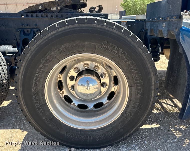 image for item ZA0415 2020 Peterbilt 579 semi truck