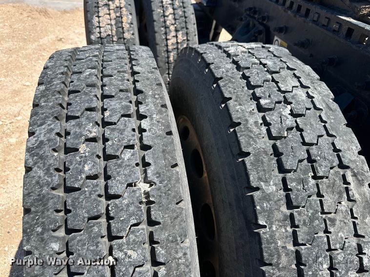 image for item ZA0415 2020 Peterbilt 579 semi truck