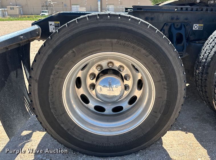 image for item ZA0415 2020 Peterbilt 579 semi truck