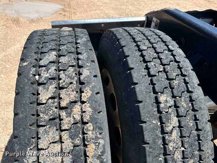 image for item ZA0415 2020 Peterbilt 579 semi truck