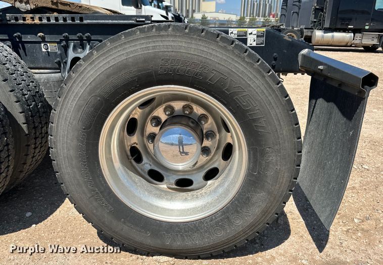 image for item ZA0415 2020 Peterbilt 579 semi truck