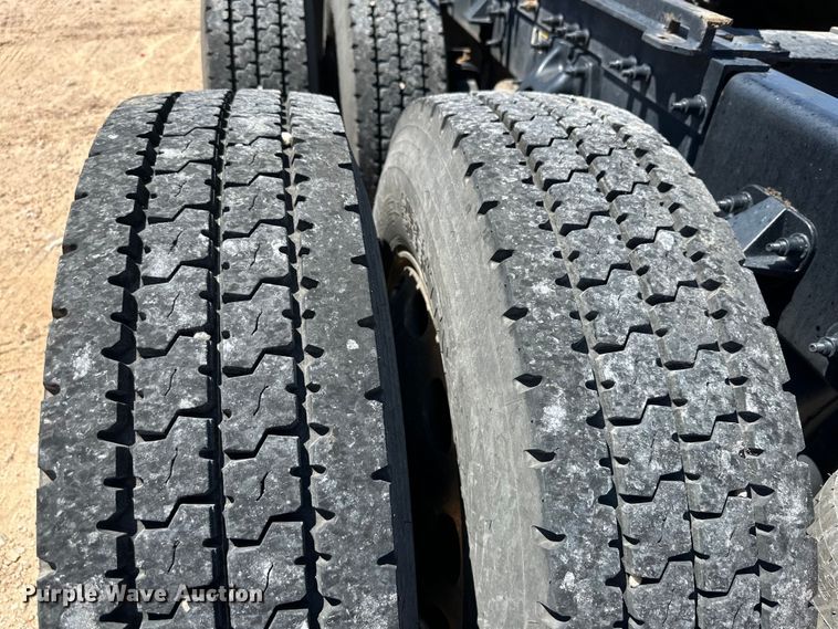 image for item ZA0415 2020 Peterbilt 579 semi truck