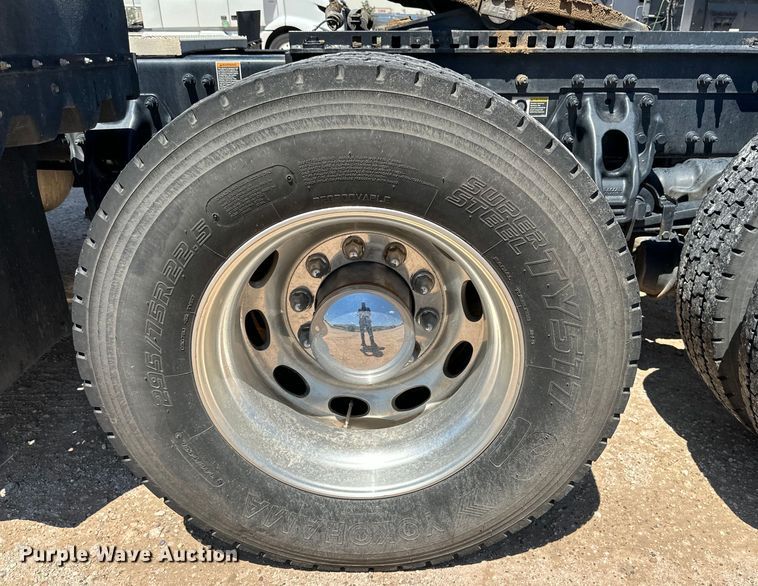 image for item ZA0415 2020 Peterbilt 579 semi truck