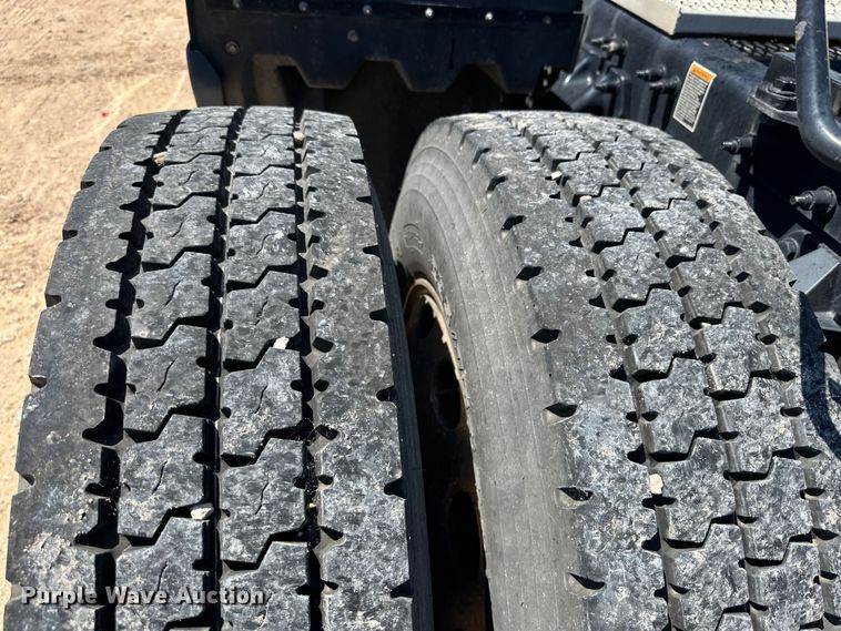 image for item ZA0415 2020 Peterbilt 579 semi truck