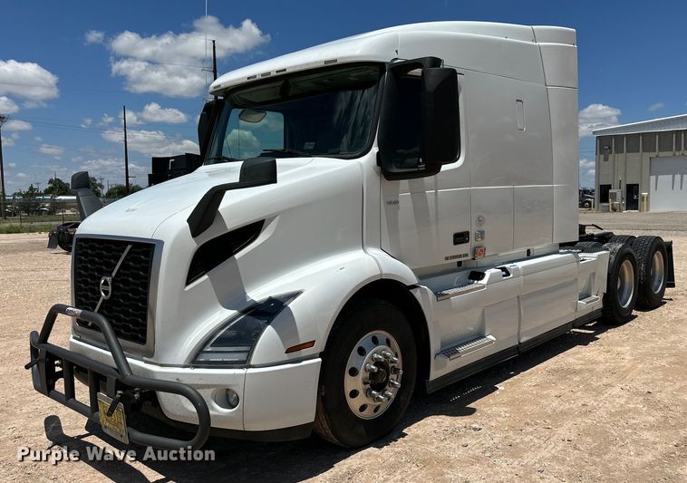 image for item ZA0416 2020 Volvo VNR semi truck