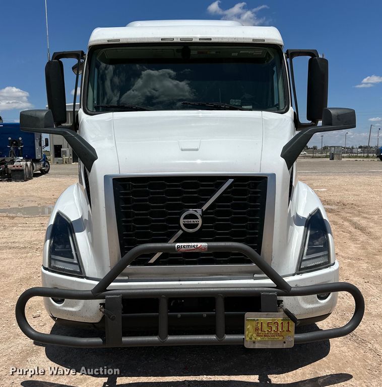 image for item ZA0416 2020 Volvo VNR semi truck