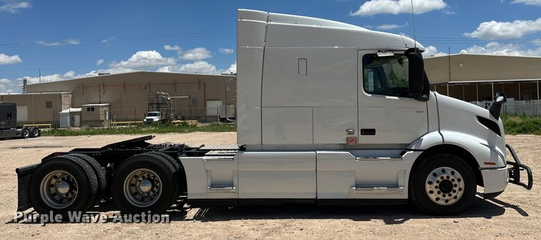 image for item ZA0416 2020 Volvo VNR semi truck