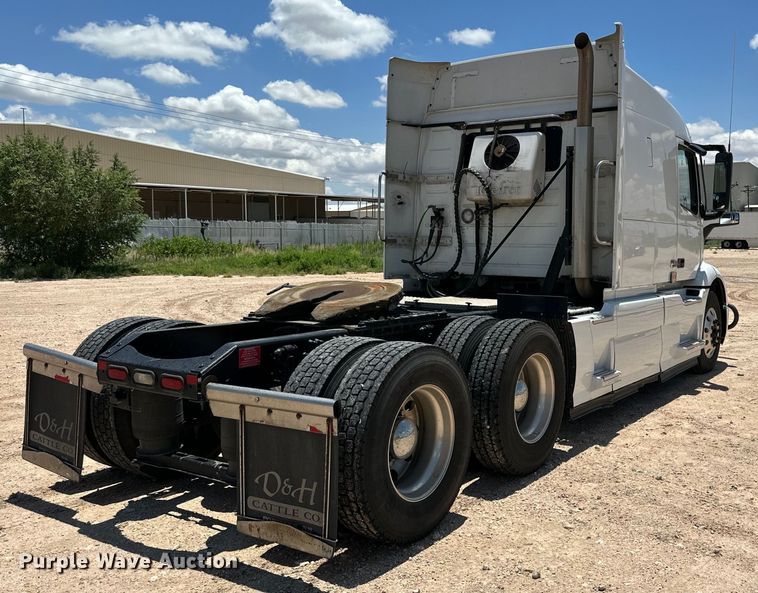 image for item ZA0416 2020 Volvo VNR semi truck