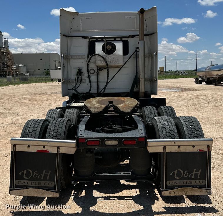 image for item ZA0416 2020 Volvo VNR semi truck