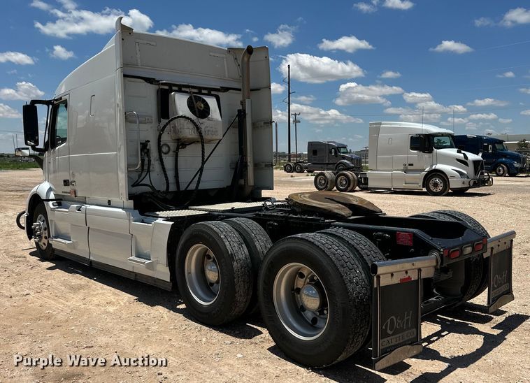 image for item ZA0416 2020 Volvo VNR semi truck
