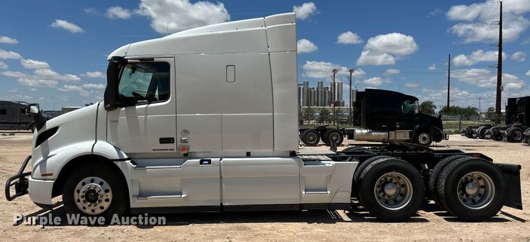 image for item ZA0416 2020 Volvo VNR semi truck