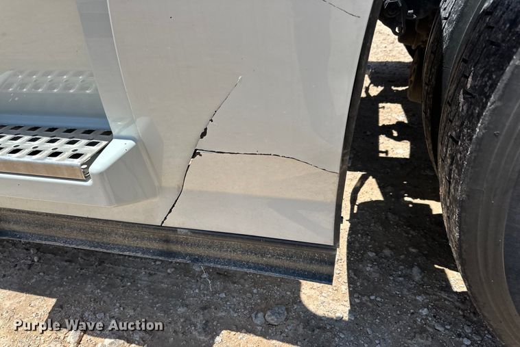 image for item ZA0416 2020 Volvo VNR semi truck