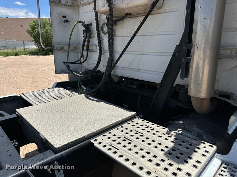 image for item ZA0416 2020 Volvo VNR semi truck