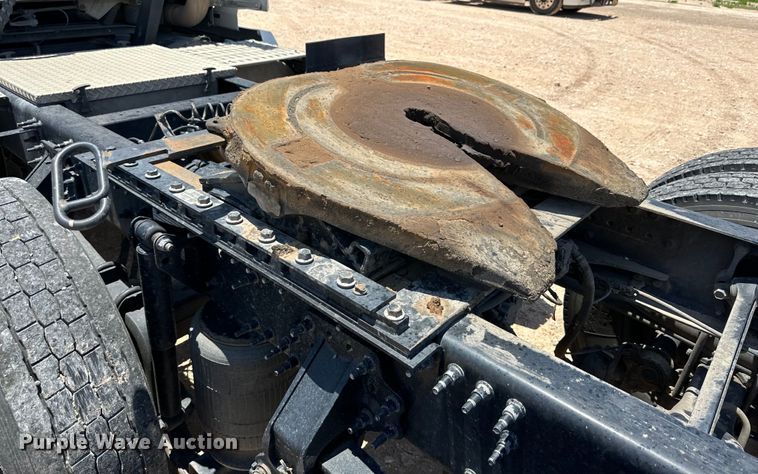 image for item ZA0416 2020 Volvo VNR semi truck