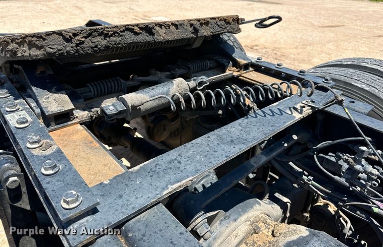 image for item ZA0416 2020 Volvo VNR semi truck