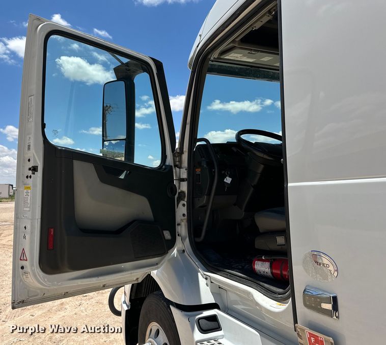 image for item ZA0416 2020 Volvo VNR semi truck