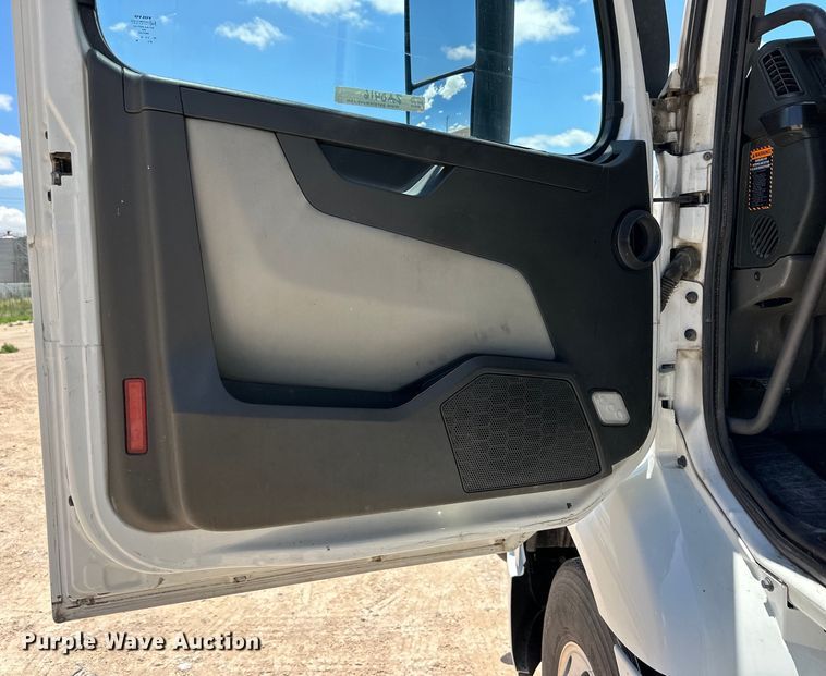 image for item ZA0416 2020 Volvo VNR semi truck