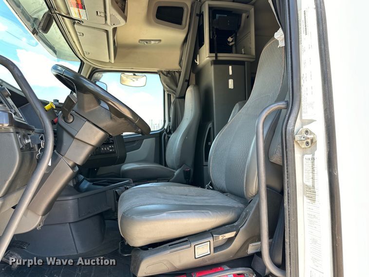 image for item ZA0416 2020 Volvo VNR semi truck