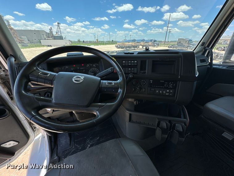 image for item ZA0416 2020 Volvo VNR semi truck