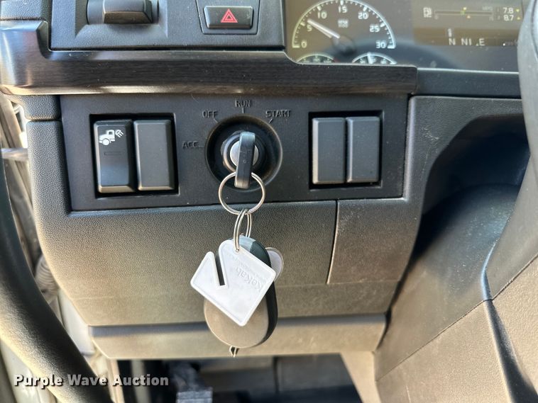 image for item ZA0416 2020 Volvo VNR semi truck