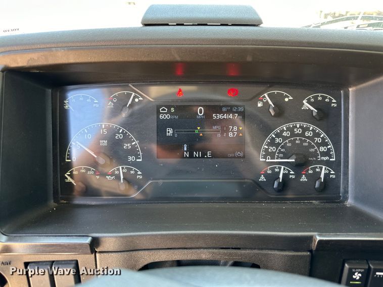 image for item ZA0416 2020 Volvo VNR semi truck