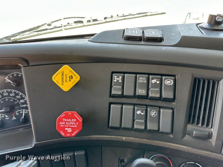 image for item ZA0416 2020 Volvo VNR semi truck