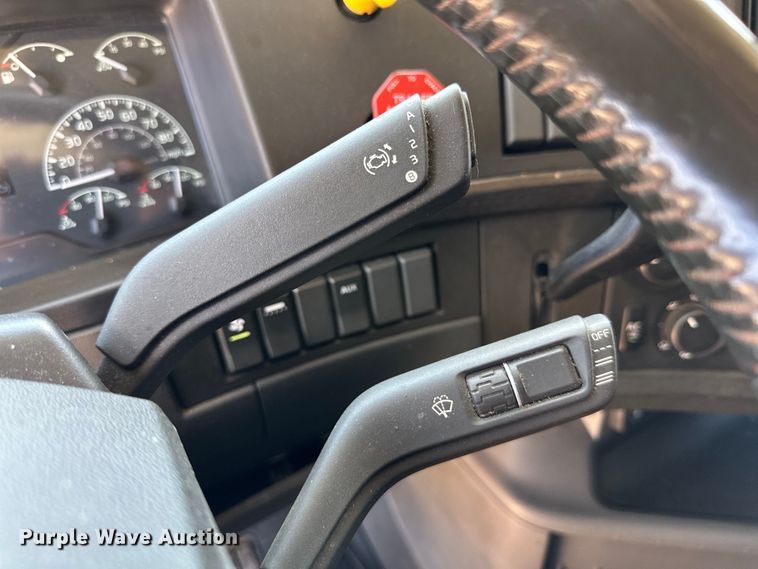 image for item ZA0416 2020 Volvo VNR semi truck