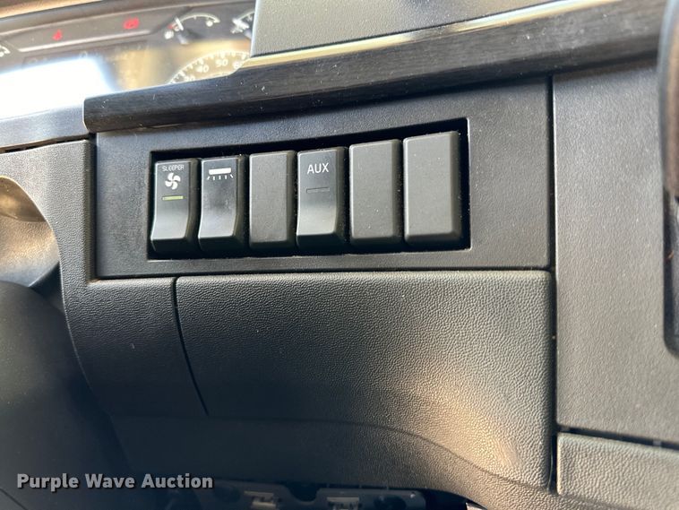 image for item ZA0416 2020 Volvo VNR semi truck