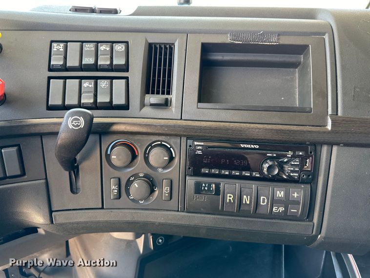 image for item ZA0416 2020 Volvo VNR semi truck