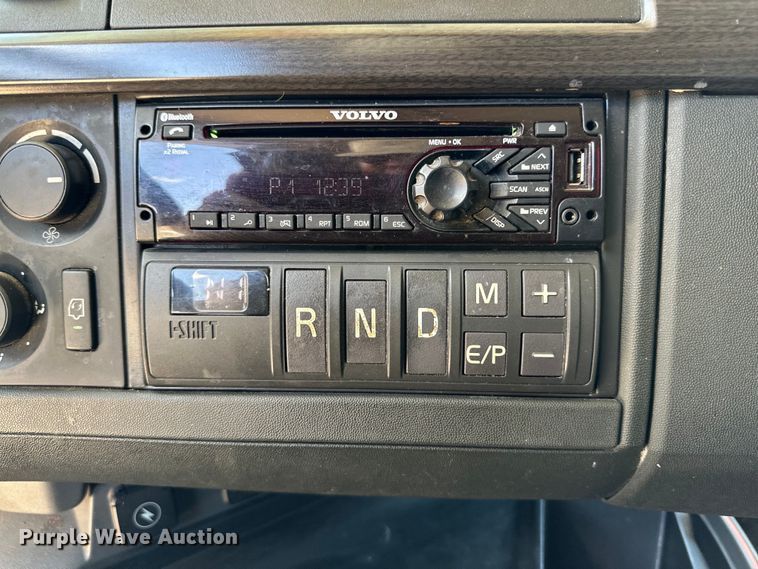 image for item ZA0416 2020 Volvo VNR semi truck