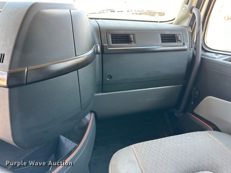 image for item ZA0416 2020 Volvo VNR semi truck