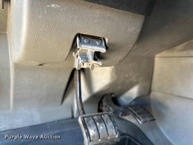 image for item ZA0416 2020 Volvo VNR semi truck