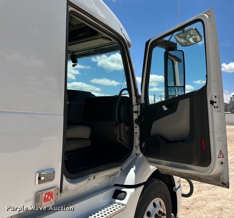 image for item ZA0416 2020 Volvo VNR semi truck