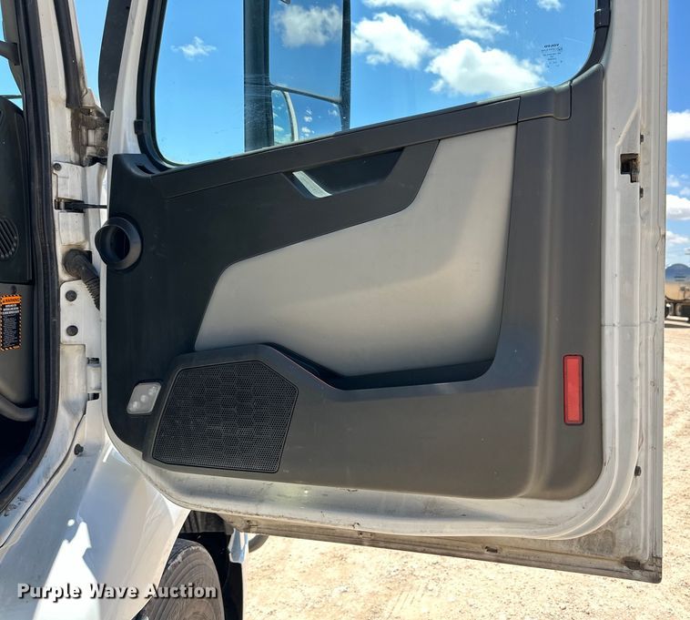 image for item ZA0416 2020 Volvo VNR semi truck