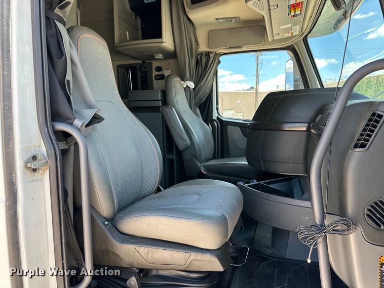 image for item ZA0416 2020 Volvo VNR semi truck