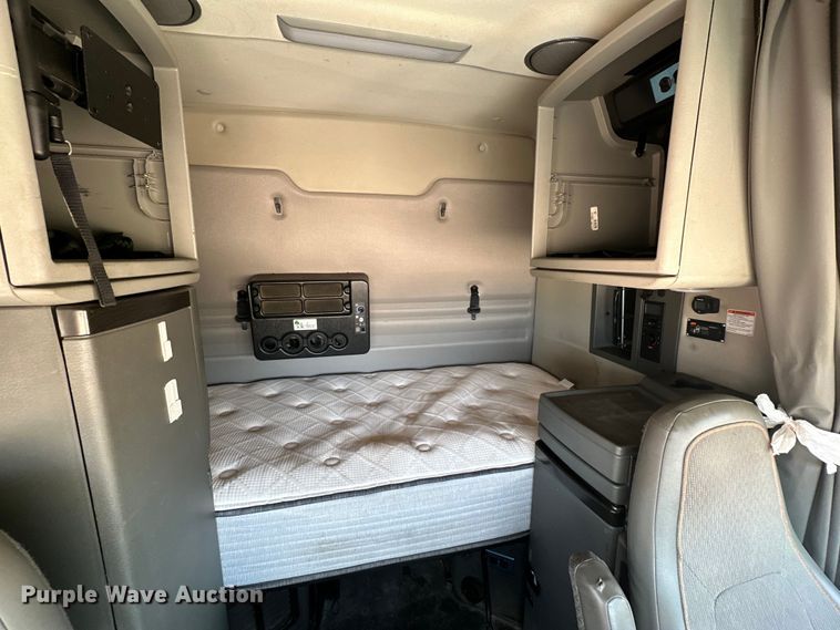 image for item ZA0416 2020 Volvo VNR semi truck