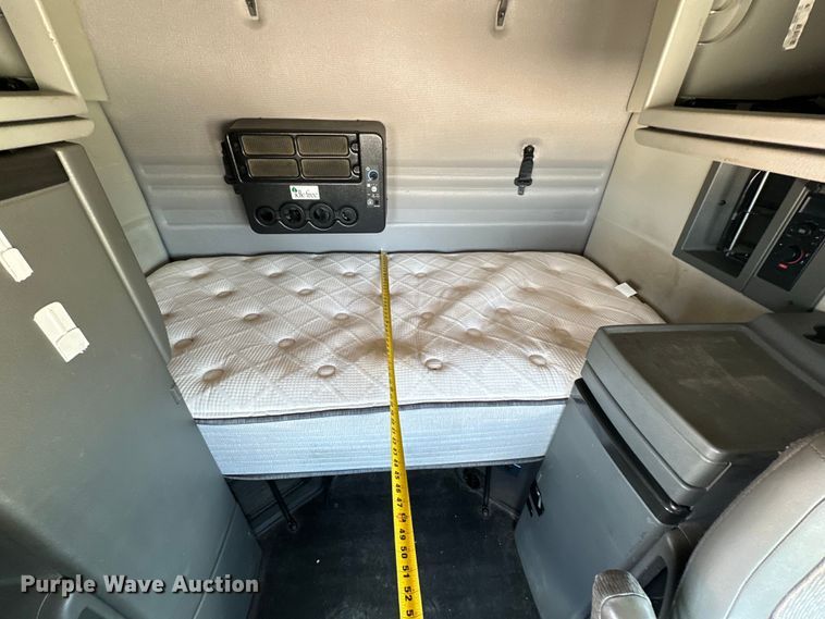 image for item ZA0416 2020 Volvo VNR semi truck