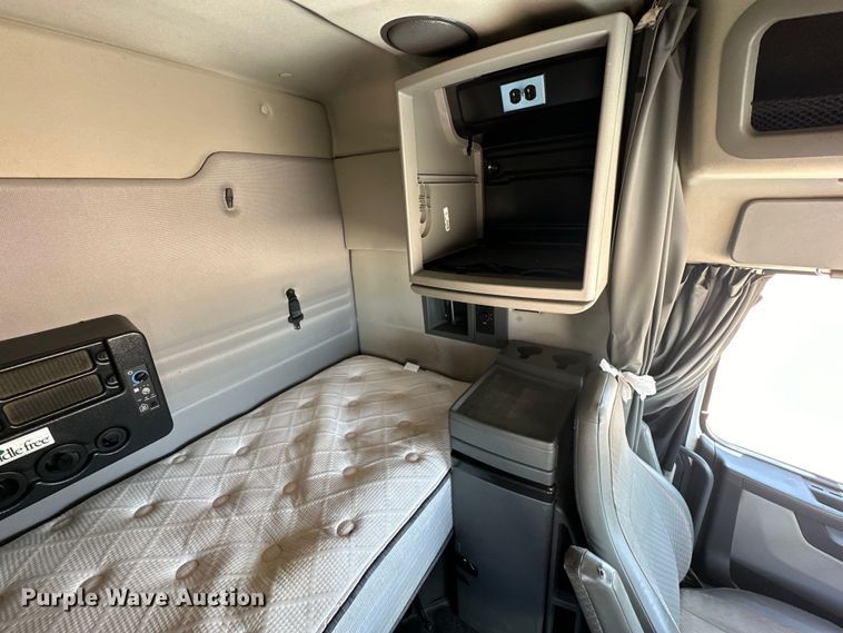 image for item ZA0416 2020 Volvo VNR semi truck