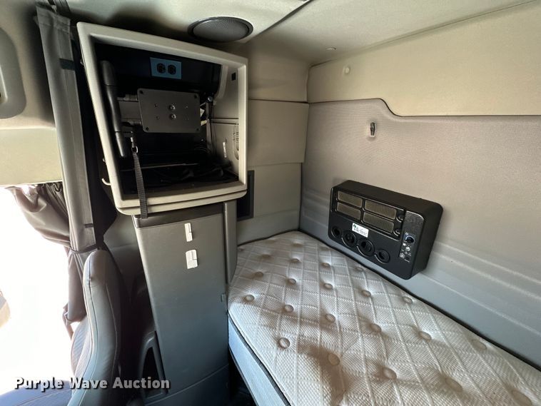 image for item ZA0416 2020 Volvo VNR semi truck